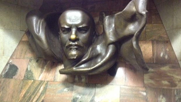 Lenin v minském metru. Pro štěstí si lidé sahají na jeho nos