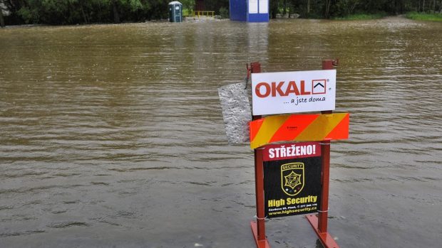 Voda rozlitá z Úslavy a Bradavy u Nezvěstic na Plzeňsku