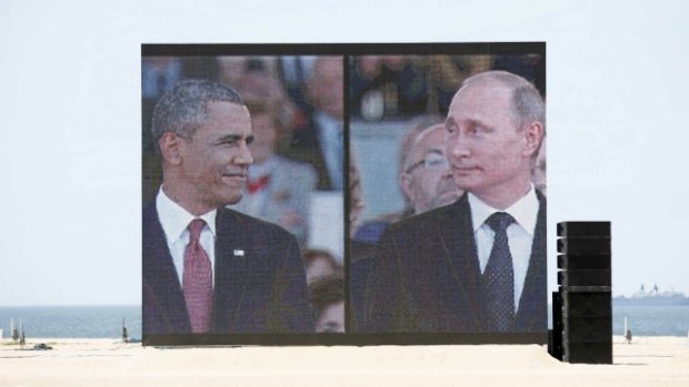 Televizní záběry na Baracka Obamu a Vladimira Putina na obří obrazovce při ceremoniálu na pláži Sword