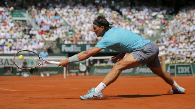 Rafael Nadal returnuje podání Novaka Djokoviće