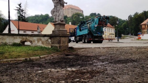 Následky bouřky v Náměšti nad Oslavou. Spodní část Náměště pod zámkem zaplavilo bahno z místní obory