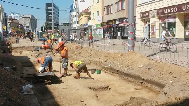 Stavbaře na pardubické třídě Míru vystřídali archeologové, práce ale pokračují