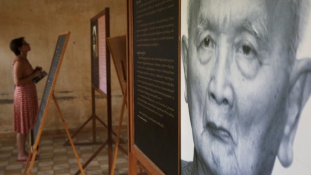 Představitel Rudých Khmerů Nuon Chea na fotce v Muzeu genocidy v Phnom Penhu