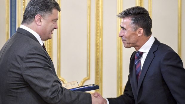 Generální tajemník NATO Anders Fogh Rasmussen (vpravo) jednal v Kyjevě s prezidentem Petrem Porošenkem