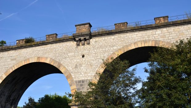 Železnice je v údolí všudypřítomná - viadukt Pražský Semmering