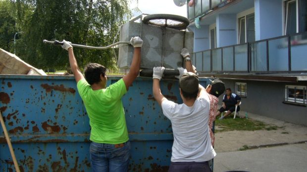 Lidé ze sídliště na Kovářské ulici vyhazují vybavení bytů do kontejneru