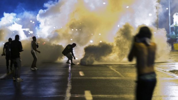 Hned v úvodu zákazu vycházení ve Fergusonu došlo ke střetu demonstrantů s policií