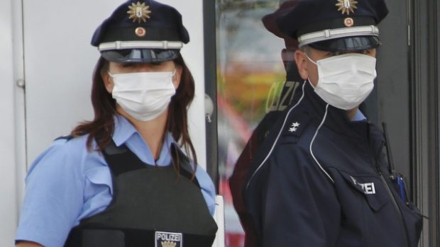 Policisté před uzavřenou budovou úřadu práce v Berlíně, kde zkolabovala žena, u níž je podezření na ebolu. 19. 8. 2014