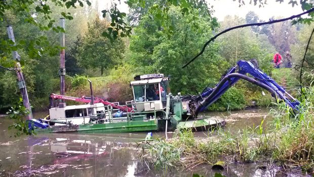 Obojživelný sací bagr odbahňuje slepé rameno Labe v Pardubicích