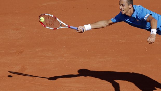 Lukáš Rosol se marně natahuje po míčku v duelu Davis Cupu s Francouzem Tsongou