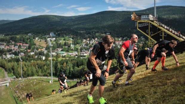 Hromadný běh na skokanský můstek K120. Na účastníky čekalo 400 metrů