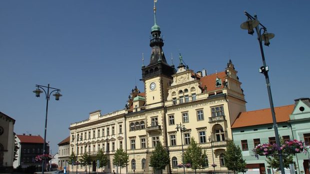 Náměstí Starosty Pavla v Kladně. Vpravo radnice, vlevo bývalý hotel Bílý beránek