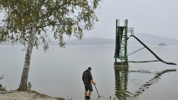 Kvůli kompletní opravě hráze ve Starých Splavech se začalo vypouštět Máchovo jezero u Doks na Českolipsku