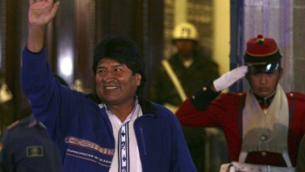 Bolivijský prezident Evo Morales mává svým příznivcům před prezidentským palácem