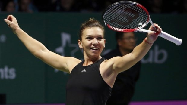 Rumunská tenistka Simona Halepová slaví vítězství nad americkou favoritkou Serenou Williamsovou