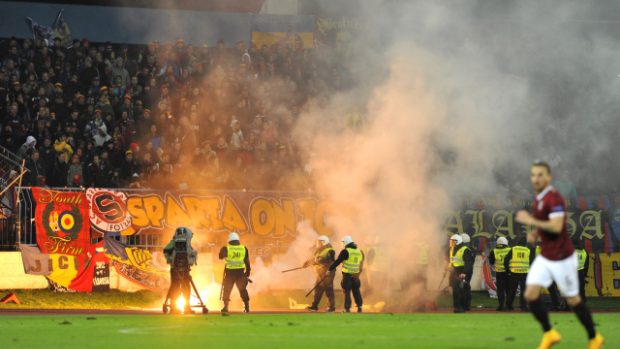 Řádění fanoušků na tribunách při utkání Slovanu Bratislava s pražskou Spartou