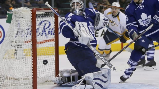 Toronto (v modrém) si doma uřízlo pořádnou ostudu, prohrálo s Nashvillem 2:9