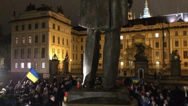 Na Hradčanském náměstí se opět sešli demonstranti, kterým se nelíbí výroky a postoje prezidenta Miloše Zemana