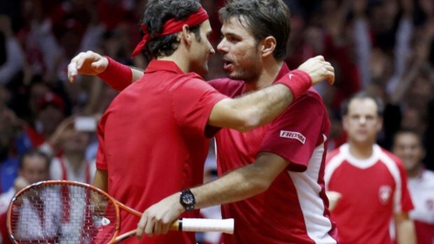 Roger Federer (vlevo) a Stan Wawrinka zajistili Švýcarsku druhý bod