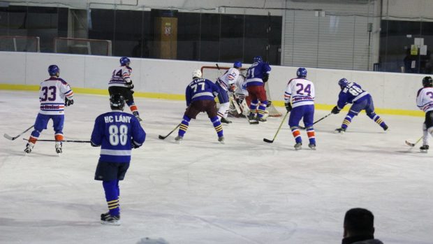 Utkání hokejového přeboru mezi HC Lány &#039;A&#039; a Černošicemi &#039;B&#039;