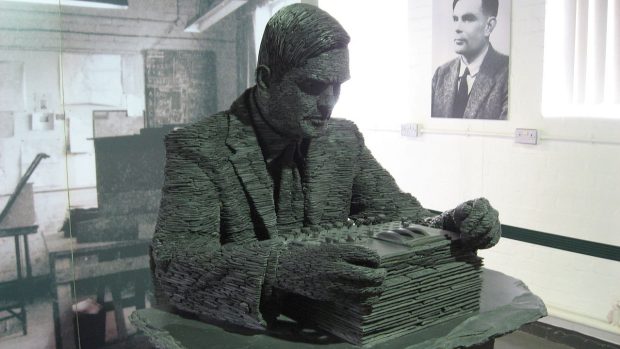 Socha Alana Turinga s přístrojem Enigma (Bletchley Park Museum)