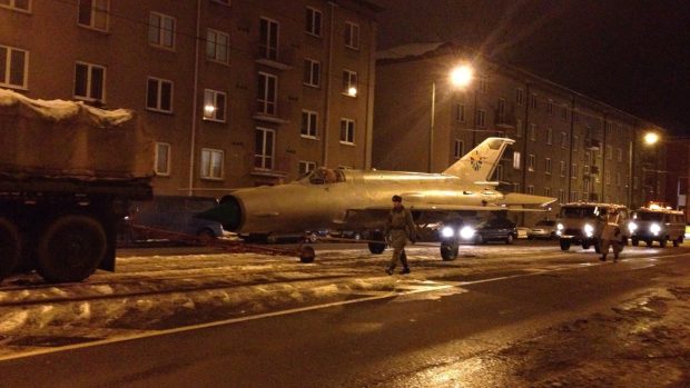 Centrem Olomouce v noci jezdila stíhačka MIG 21