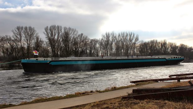 U Lovosic spustili na Labe obří chemický tanker, loď má 90 metrů