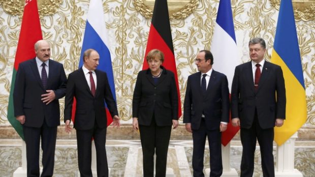 Alexandr Lukašenko, Vladimir Putin, Angela Merkelová, François Hollande a Petro Porošenko na summitu v Minsku