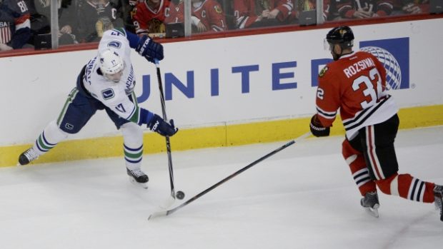 Radim Vrbata přispěl v utkání NHL asistencí k výhře Vancouveru 5:4 v prodloužení na ledě Chicaga