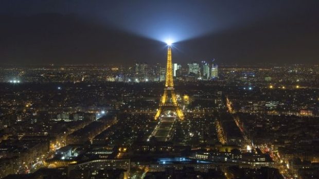 Nejméně pět dronů v noci přelétalo nad Paříží