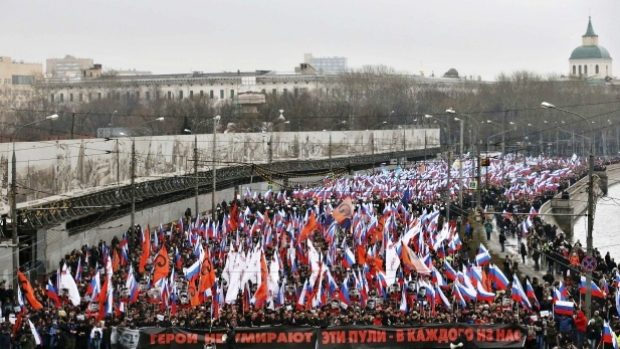 Moskvou procházejí tisíce lidí k uctění památky zastřeleného Borise Němcova