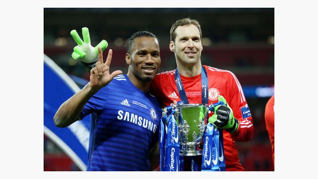 Petr Čech a Didier Drogba s pohárem pro vítěze anglického Ligového poháru