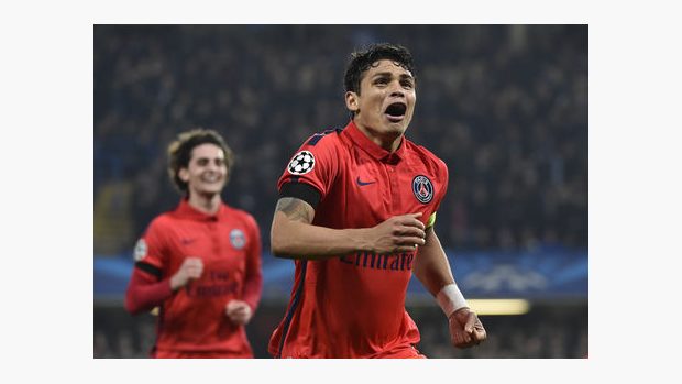 Thiago Silva se raduje z gólu, který zajistil PSG postup do čtvrtfinále Ligy mistrů