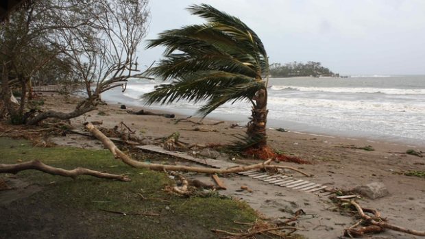 Vanuatu zdevastovala tropická bouře Pam. Vichr tam dosahoval rychlosti až 270 kilometrů v hodině