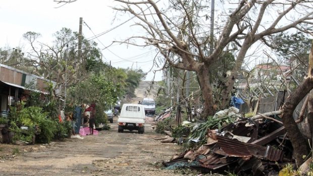 Silnice pokrytá troskami po cyklónu Pam na souostroví Vanuatu