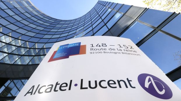 Logo společnosti Alcatel-Lucent u budovy jejího vedení v Bologni-Billancourtu u Paříže