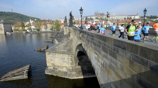 Trať pražského maratonu vedla i přes Karlův most