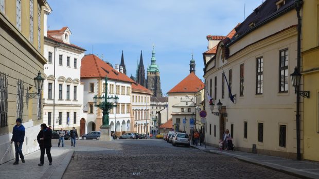 Vstup do Hrzánského paláce z Loretánské ulice