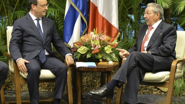 Francouzský prezident Fran¬cois Hollande se v Havaně sešel s kubánským protějškem Raoulem Castrem