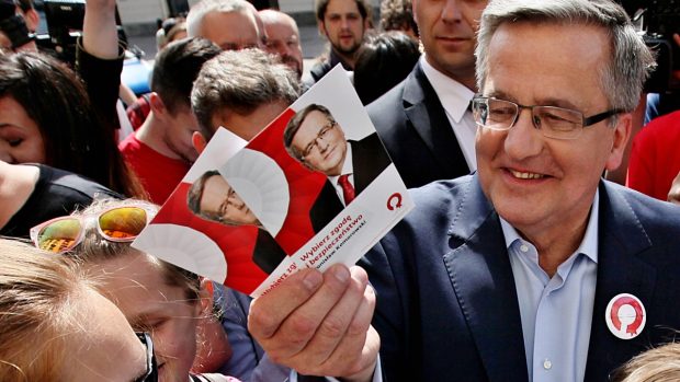 Současný prezident Bronislaw Komorowski mezi voliči