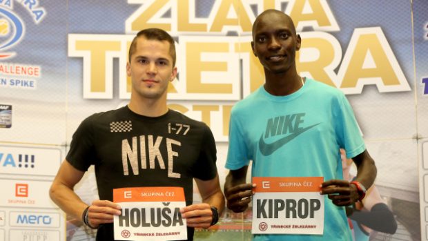 Běžci Jakub Holuša (vlevo) a Asbel Kiprop se na Zlaté tretře utkají v závodě na 1000 metrů