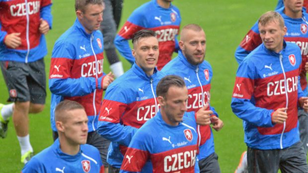 Ladislav Krejčí (vpravo dole) společně s dalšími hráči z reprezentačního A-týmu zvýšil konkurenci v sestavě „lvíčat“