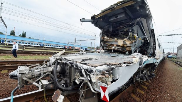 Souprava Pendolino poničená při nehodě ve Studénce