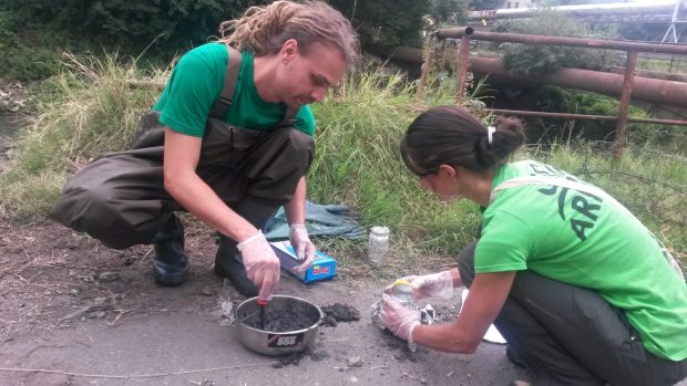 Odebírání vzorků vody a sedimentu z Labe