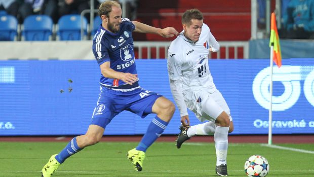 Fotbalisté Ostravy vyhráli v Synot lize nad Olomoucí. Roman Hubník (vlevo) brání Daniela Holzera.