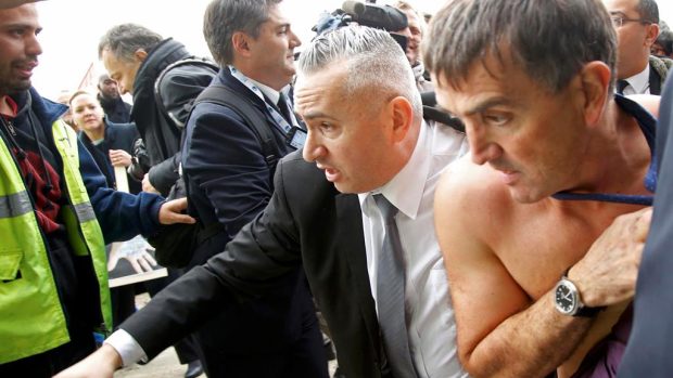 Polonahého viceprezidenta Air France Xaviera Brosetu eskortovala ze schůzky vedení společnosti policie