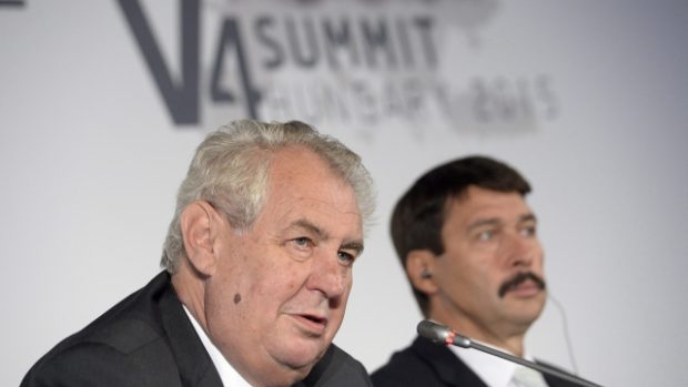 Miloš Zeman na summitu prezidentů V4 a prezidentky Chorvatska v Maďarsku. Napravo maďarská hlava státu János Áder