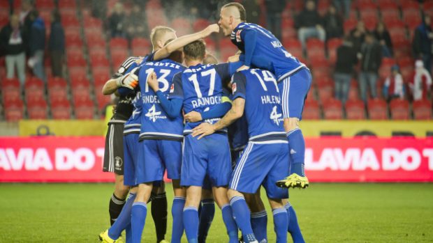 Olomoučtí fotbalisté slaví gól v síti brankáře Slavie Martina Berkovce