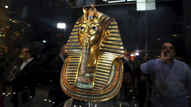 Maska faraona Tutanchamona se po opravě vrátila do káhirského muzea