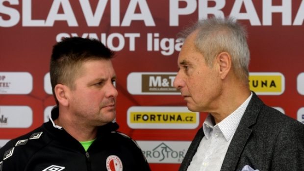 Trenér Slavie Dušan Uhrin ml. v diskuzi se spolumajitelem týmu Jiřím Šimáněm